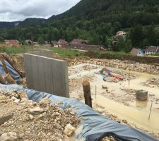 Voilà une semaine qu'il ne s'est rien passé et en une semaine de pluie notre chantier c'est transformé en piscine, le 17 juin 2016 voilà a quoi il ressemble