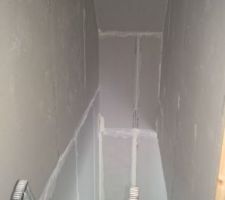 Début des bandes, cage d'escalier
