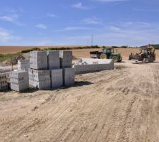 3 tracteurs avec bennes, tracto pelle et  tracteur avec godet pour pousser la terre dans un trou.......... affaire réglée dans la matinée !