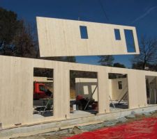 Construction d'une maison en panneaux de bois massif