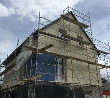 18.06.2016 - L'enduit extérieur a commencé, pour l'instant il n'y a que le bleu foncé qui a été fait, le reste de la maison sera en gris bleuté clair (comme le poteau de l'entrée)