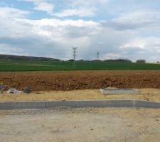 ça commence à prendre forme: début des trottoirs