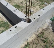 Vide Sanitaire, les agglo du mur de refend et extérieur ne sont pas croisés, je me demande si c'est normal.