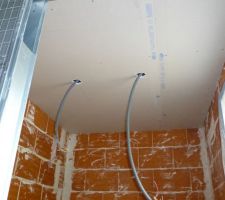 Faux-plafond salle d'eau et dressing mis en place par mon monsieur