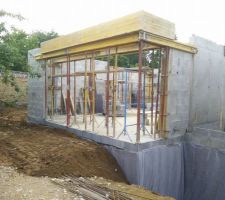 Remblaiement des fouilles en périphérie de la maison