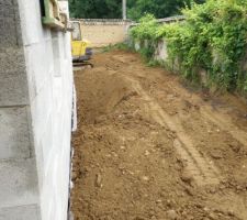 Remblaiement des fouilles en périphérie de la maison