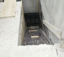 Début du coffrage de l'escalier intérieur vers le garage
