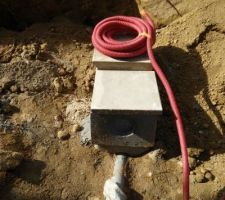Le fourreau pour l'électricité extérieure en attente sur les tabourets