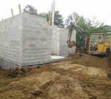 Remblaiement des fouilles en périphérie de la maison