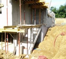 Les VRD sont maintenant terminées, reste à remblayer sous l'escalier extérieur, une fois les réservations étanchées...
