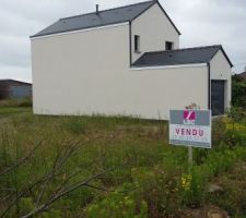 Mon terrain est devant cette maison construite en limite de propri&eacute;t&eacute;