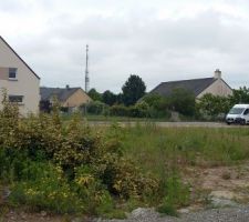Mon terrain commence au niveau du mur de la maison de droite, sur 9m