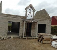 Le mur est de cette forme car une croupe est prévu , la ville voulais des maisons normandes ( des croupes et des débords de toit de 20cm . pr l'instant on est seul à faire ça sachant que les autres maisons n'ont pas prévu. affaire à suivre.