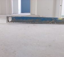 La chappe à l'étage n'est pas droite, mais l'isolant qui sera sous le parquet pourra t'il récupérer ce défaut?