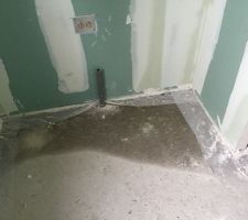 Pas de solins donc pendant les fortes pluies infiltration d'eau!!!