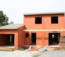 Charpente et écran sous toiture, la poutre est en place pour l'avancée de toit.