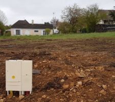 Chantier de préparation du lotissement.
Vue de notre terrain de face (boitier pour raccordement en place)