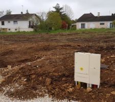 Chantier de préparation du lotissement.
Vue de notre terrain de face (boitier pour raccordement en place)