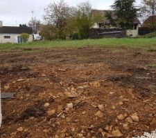 Chantier de préparation du lotissement.
Vue de notre terrain de face (boitier pour raccordement en place)