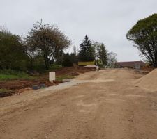 Chantier de préparation du lotissement.
Vue dans le sens de circulation (futur voie en sens unique, vers route de gemeaux)