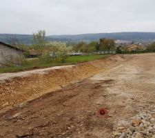 Chantier de préparation du lotissement.
Vue à contre sens de circulation (futur voie en sens unique, vers route de Dijon et centre de Is-sur-Tille) + noue paysagère.