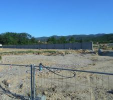 Mur de bienvenue du futur lotissement qui avance bien, les bouches d'&eacute;gout sont termin&eacute;es
