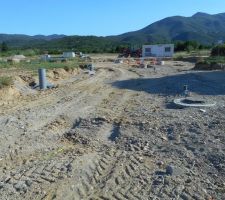 Mur de bienvenue du futur lotissement qui avance bien, les bouches d'&eacute;gout sont termin&eacute;es