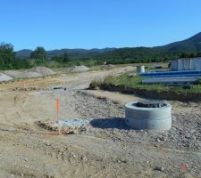 Mur de bienvenue du futur lotissement qui avance bien, les bouches d'&eacute;gout sont termin&eacute;es