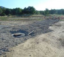 Mur de bienvenue du futur lotissement qui avance bien, les bouches d'&eacute;gout sont termin&eacute;es