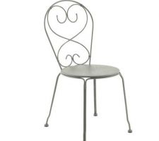 En solde, chaise acier grise Vilanueva chez Hespéride ( empilables )
Couleur choisie pour aller avec la rambarde alu du balcon
Modèle choisi pour sa forme discrète