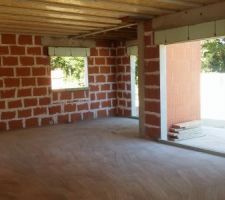 Derniers travaux du gros oeuvre : on bouche les trous!