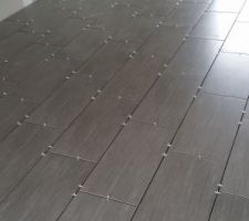 Pose du carrelage en cours