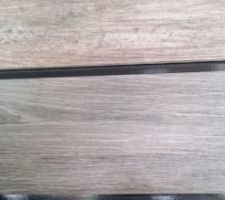 Carrelage imitation bois gris pour la salle d'eau 1