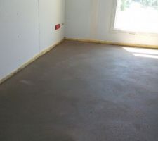 Chape &eacute;tage termin&eacute;e. En cours sur chauffage au sol au RDC.