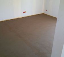 Chape &eacute;tage termin&eacute;e. En cours sur chauffage au sol au RDC.