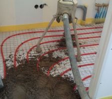 Chape &eacute;tage termin&eacute;e. En cours sur chauffage au sol au RDC. (Cellier)