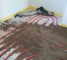 Chape &eacute;tage termin&eacute;e. En cours sur chauffage au sol au RDC. (Cuisine)