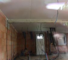 Placo plafond RDC posé. Pregymax des murs en attente.