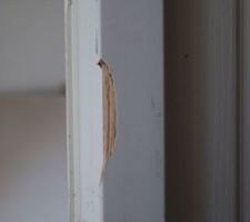 5 aout : une des porte intérieure a le cadre cassé. Impossible de la faire changer!!!
Heureusement, elle sera dans le placard et ça ne se verra pas.