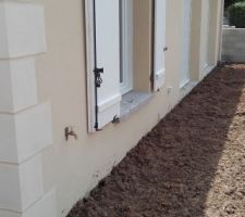 Facade arriere , robinet posé et sortie pour éclairage exterieur