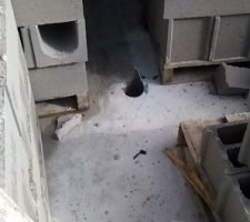 Tuyau d?évacuation PVC de la douche du bas cassée