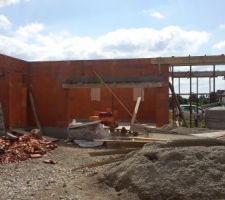 Coffrage pour l'abri voiture à coté du garage.