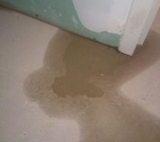 Dégâts des eaux.  L'évacuation de l'étage a lâché et toute l'eau s'est répandue à travers le plafond en dessous et la cloison de la chambre. ...
