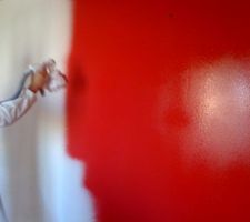 Peinture de notre chambre, 3 murs " Rouge Gourmand ", 1 mur blanc