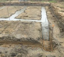 Le b&eacute;ton des fondations en train d'&ecirc;tre coul&eacute;