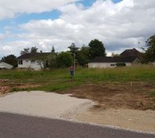 Visite d'implantation de la maison avec la commercial et la géomètre, prise de mesure de la topographie.