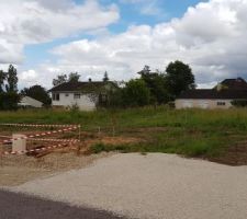 Visite d'implantation de la maison avec la commercial et la géomètre, prise de mesure de la topographie.