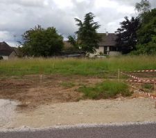 Visite d'implantation de la maison avec la commercial et la géomètre, prise de mesure de la topographie.