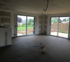 Isolant projeté au sol et recouvert de la chape sur 6cm. Maintenant on attend que ça sèche pour attaquer chauffage et autre.. On en profite pour réfléchir au carrelage en attendant