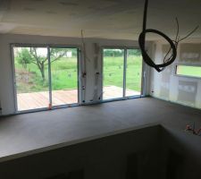 Isolant projeté au sol et recouvert de la chape sur 6cm. Maintenant on attend que ça sèche pour attaquer chauffage et autre.. On en profite pour réfléchir au carrelage en attendant